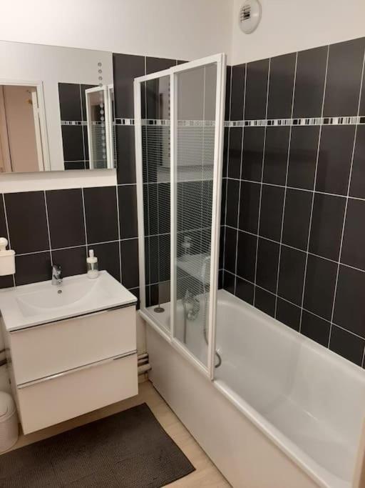 Joli Appartement Avec Jardin Et 2 Parkings Prives Argenteuil Exteriör bild